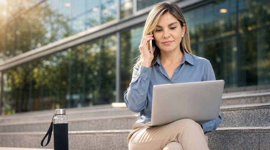 Profissional aprendendo como usar o Claude com proteção de dados de cliente